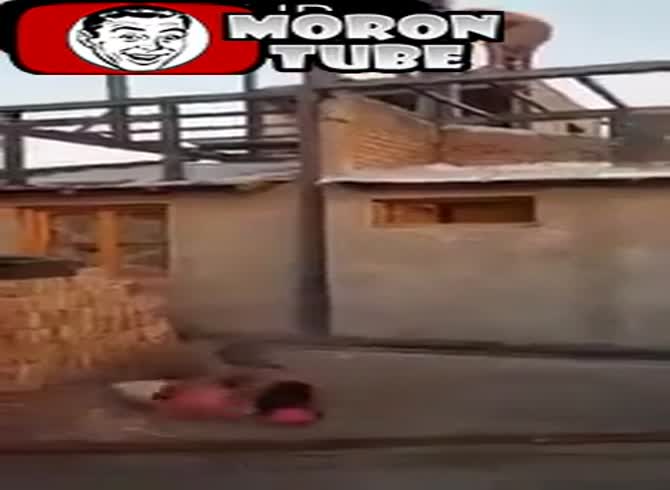 Video :When his companions toss a sack of cement at him, R&eacute;gis tries to grab it